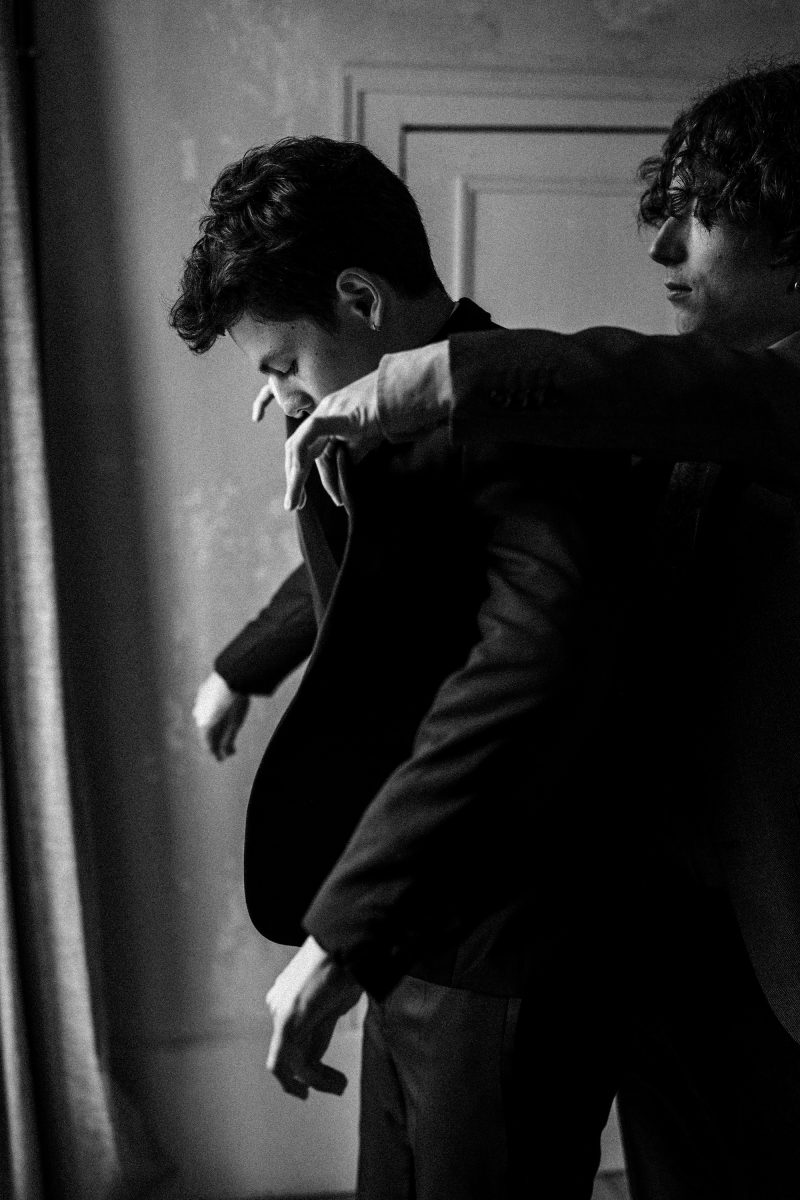 Groom getting ready wedding morning photo idea