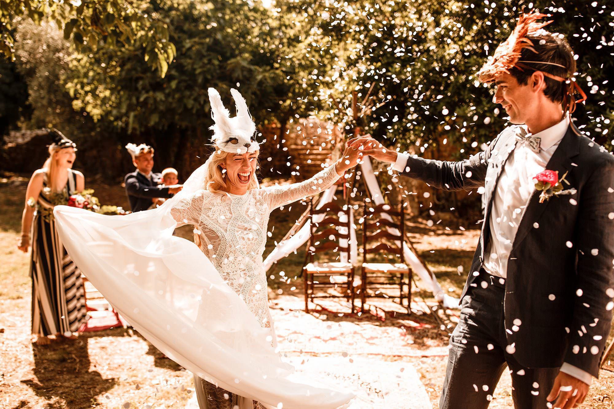 Relaxed wedding moment captured in a candid way