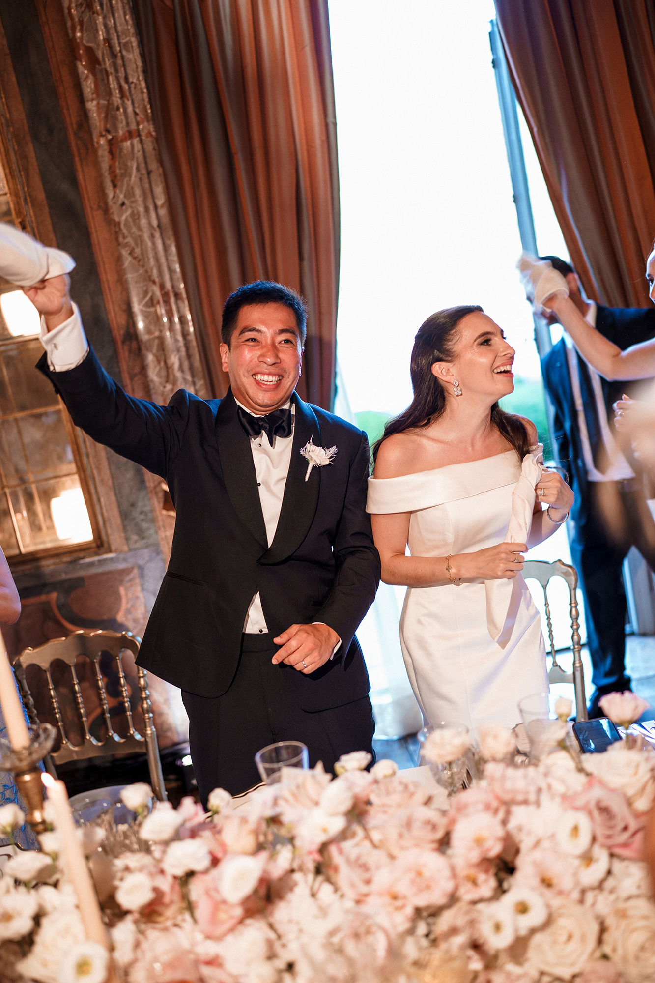 Reception moments during dinner at Lara and Qiao’s Villa Erba wedding