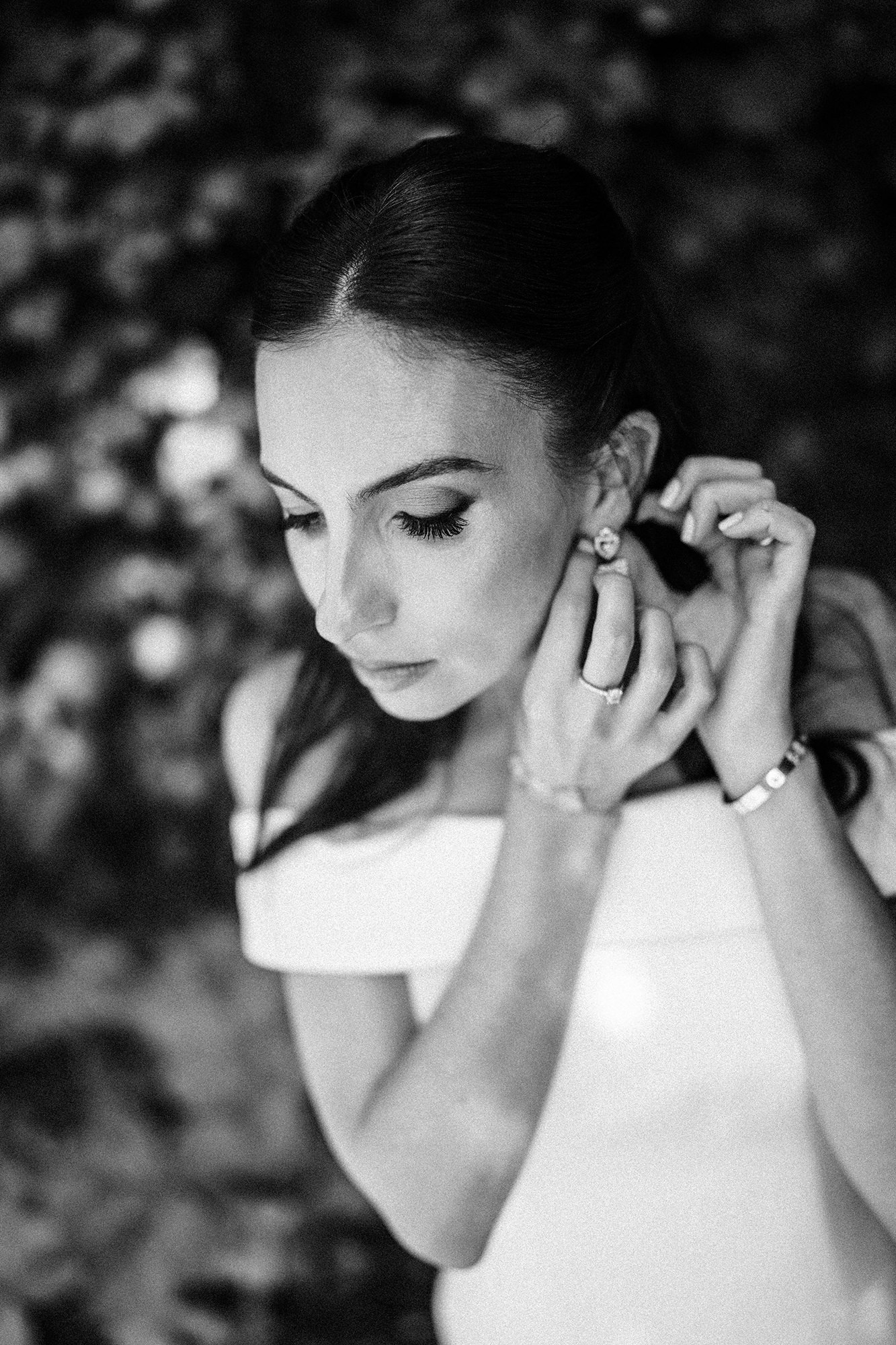 Relaxed portraits of Lara and Qiao at Villa d’Este before leaving for Villa Erba