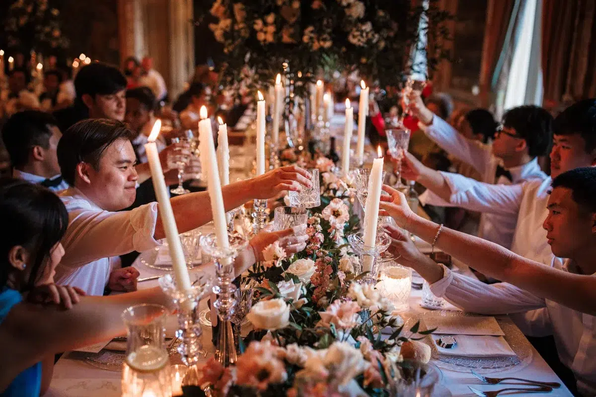 Wedding table decor photo idea with guests in the frame